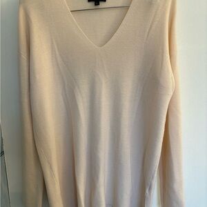 Banana Republic V-Neck Long Sleeve Sweater in Cream